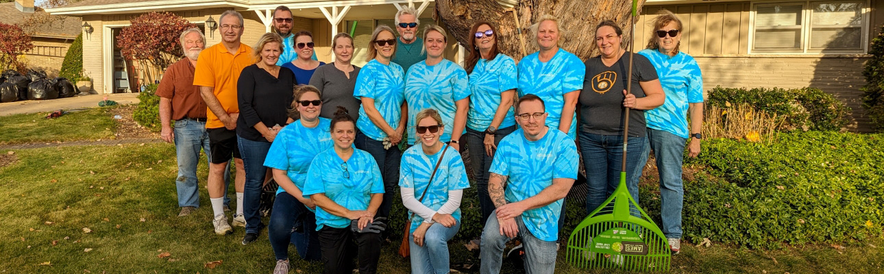 Citizens Bank employees helping at a yard cleanup